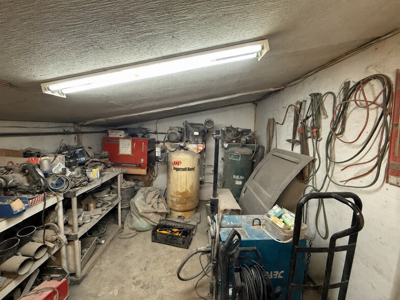 More Photos Of 3921 Donnelly Dr, Kemptville Auto Repair For Sale