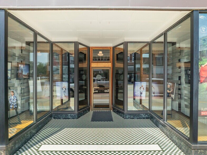 More Photos Of 121 E Bremer Ave, Waverly General Retail For Sale