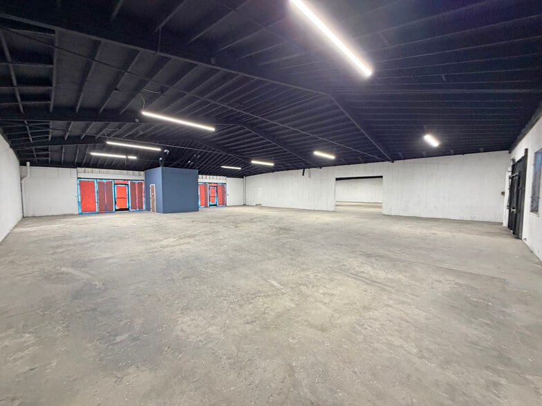 More Photos Of 3014 Floyd St, Burbank Warehouse For Lease