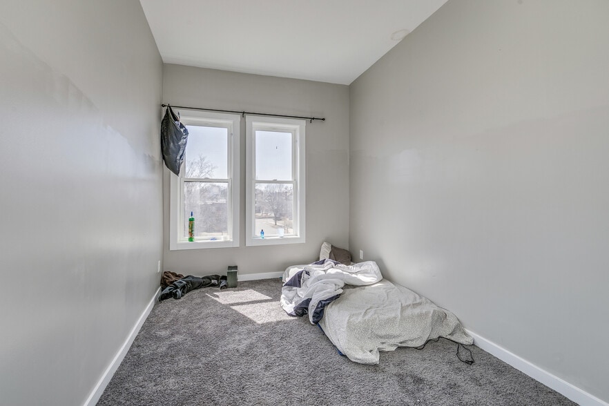 More Photos Of 1500 W Broadway Ave, Minneapolis Storefront Retail Residential For Sale