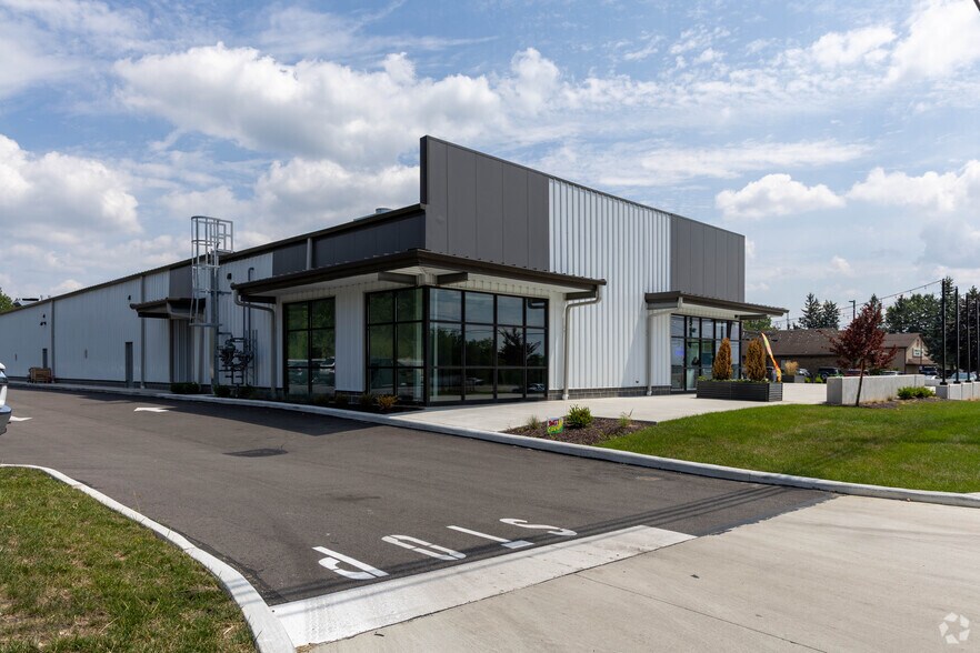 More Photos Of 2075 Pearl Rd, Brunswick Restaurant For Lease