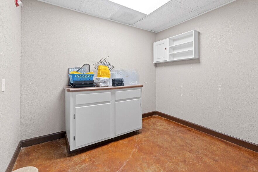 More Photos Of 5620 Rowlett Rd, Rowlett General Retail For Sale