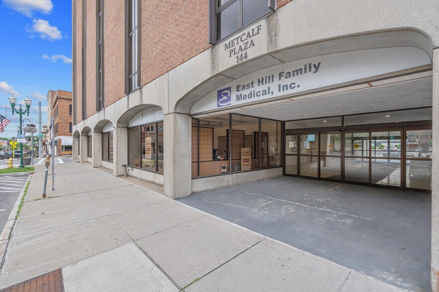 More Photos Of 144 Genesee St, Auburn Office For Sale