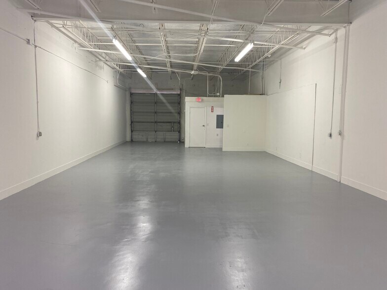 More Photos Of 216 NE 33rd St, Oakland Park Warehouse For Lease