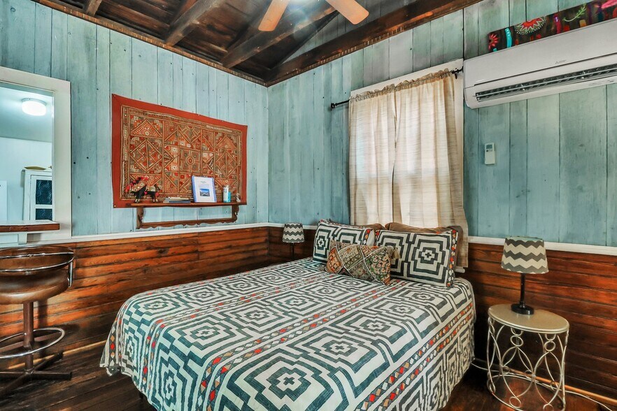 More Photos Of 8 E 41st St, Savannah Storefront Retail Residential For Sale