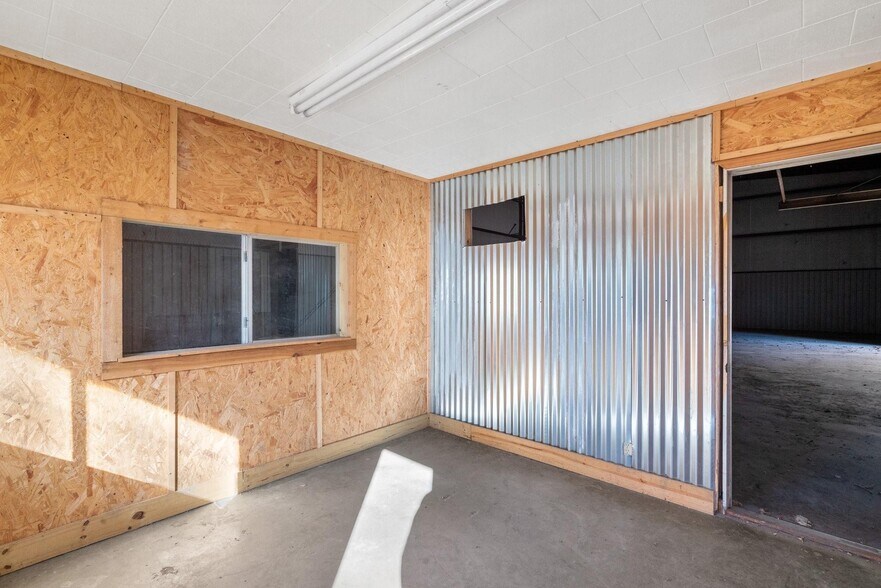 More Photos Of 503 W Central Ave, Comanche Warehouse For Sale