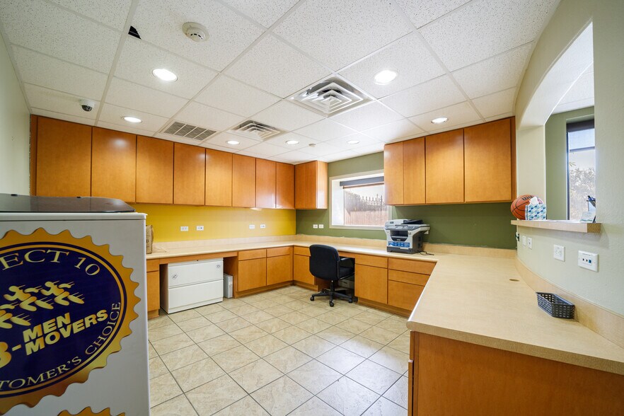 More Photos Of 302 Casa Blanca St, San Antonio Warehouse For Sale