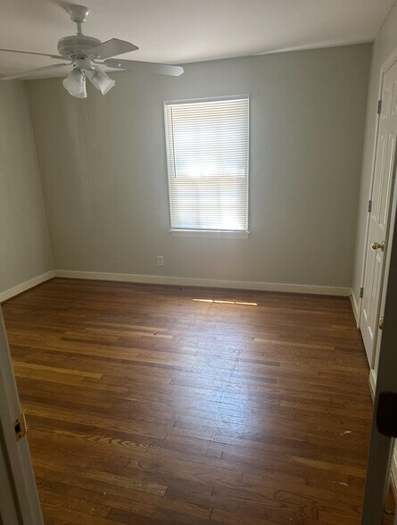 More Photos Of 9014 Helena Rd, Pelham Flex For Sale