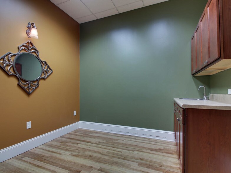 More Photos Of 130 N 5th St, Quincy Storefront Retail Residential For Lease