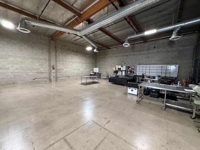 More Photos Of 620-624 N Victory Blvd, Burbank Warehouse For Lease
