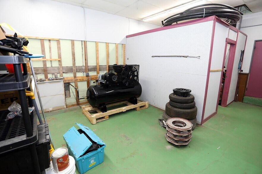 More Photos Of 5013 New York 52, Jeffersonville Auto Repair For Sale