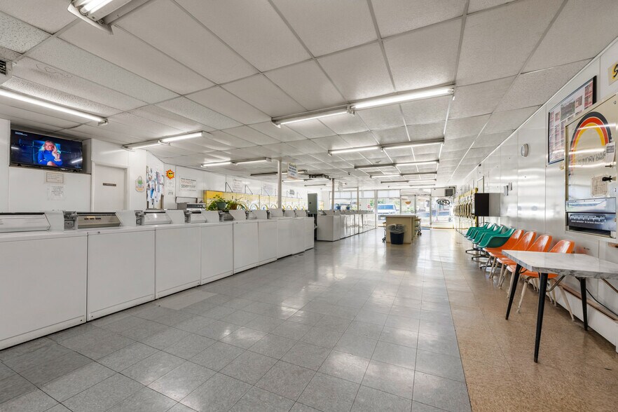 More Photos Of 416 State St, Trinidad Flex For Sale
