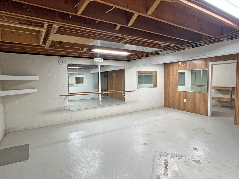 More Photos Of 3567 W 26th St, Erie Freestanding For Sale