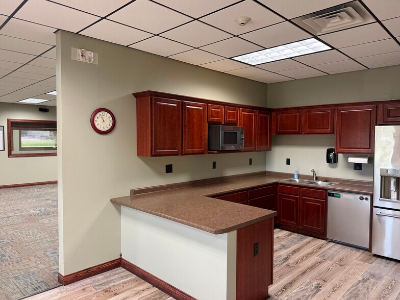More Photos Of 1014 SE Lorenz Dr, Ankeny Office For Lease