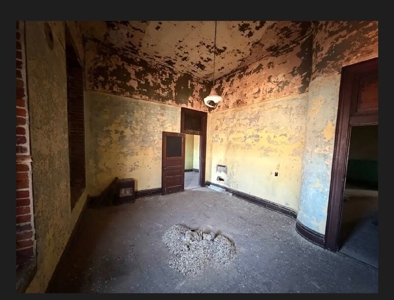 More Photos Of 301 W Pike St, Clarksburg Specialty For Sale