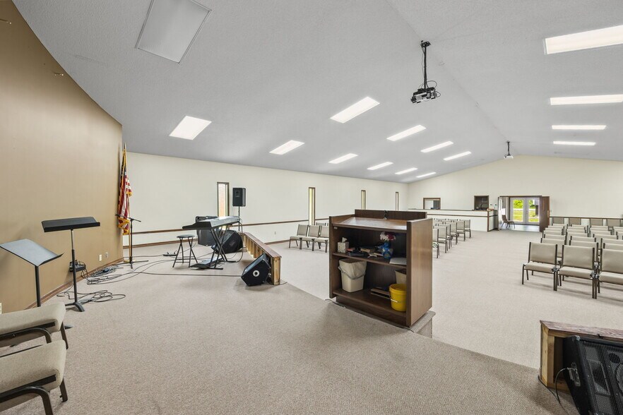 More Photos Of 832 Allardt Hwy, Jamestown Showroom For Sale