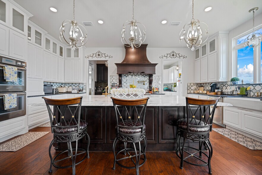 More Photos Of 741 County Road 159, Kenedy Flex For Sale