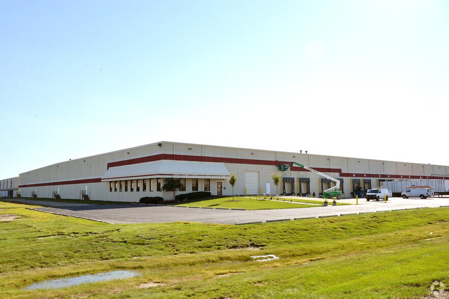 More Photos Of 5111-5151 W 76th St, Indianapolis Manufacturing For Lease