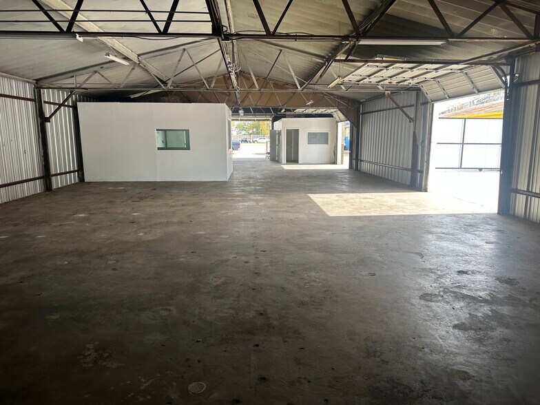 More Photos Of 10411 Harry Hines Blvd, Dallas Auto Dealership For Lease