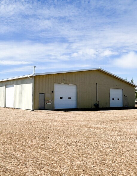 More Photos Of 1276 32 St SW, Medicine Hat Service For Lease