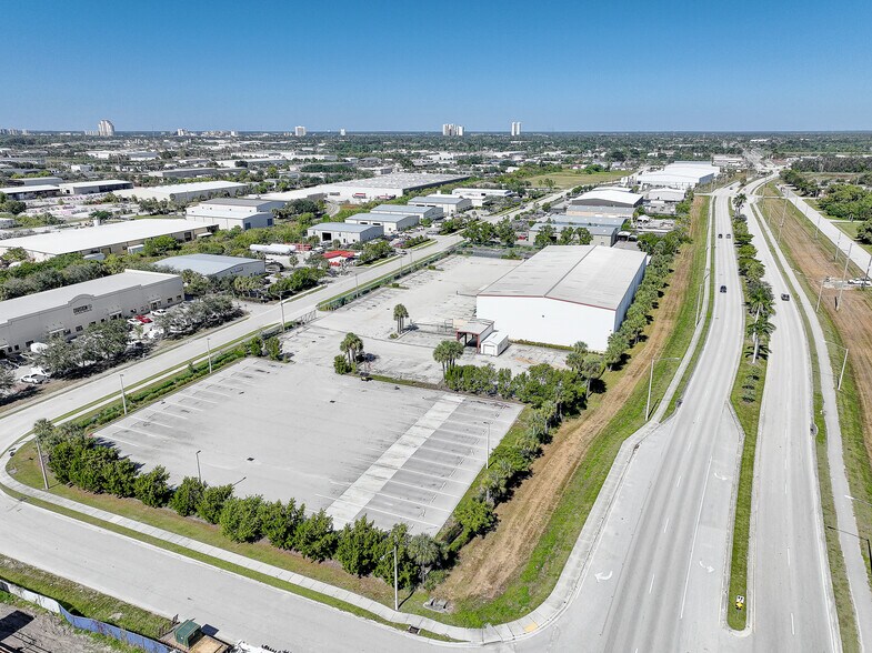 More Photos Of 3843 Ironbridge Blvd, Fort Myers Distribution For Lease