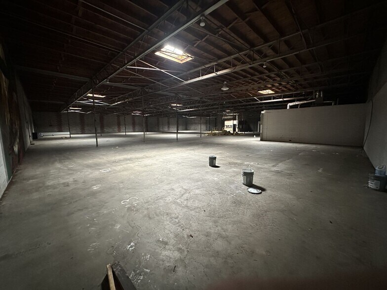 More Photos Of 925 Wholesale Row, Jackson Light Manufacturing For Lease