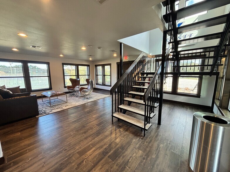 More Photos Of 302 Toledo Trl, Georgetown Office For Sale