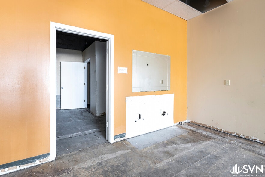 More Photos Of 524 W New Circle Rd, Lexington General Retail For Lease