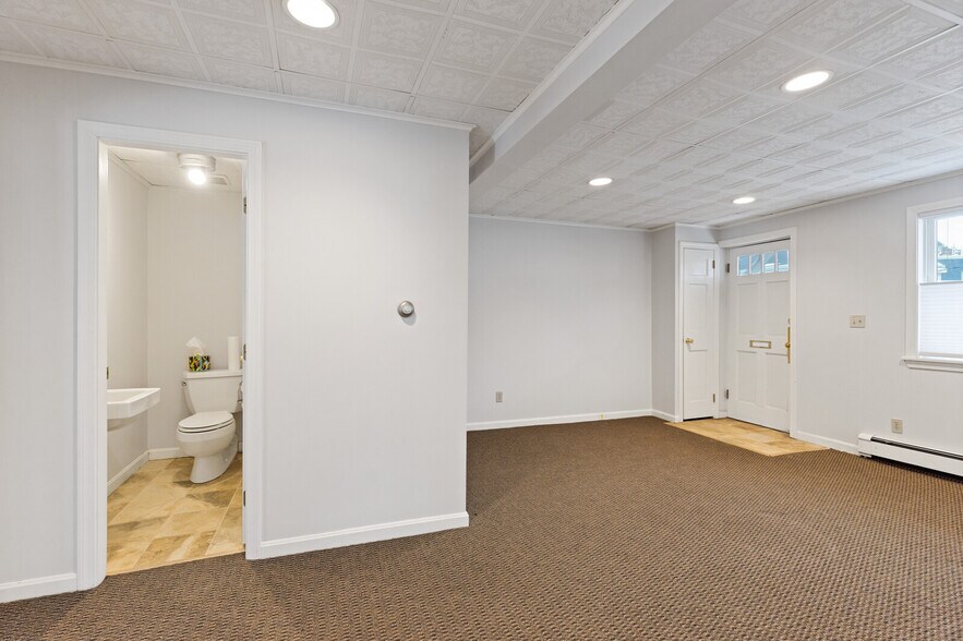 More Photos Of 5 Portland St, Yarmouth Storefront For Lease