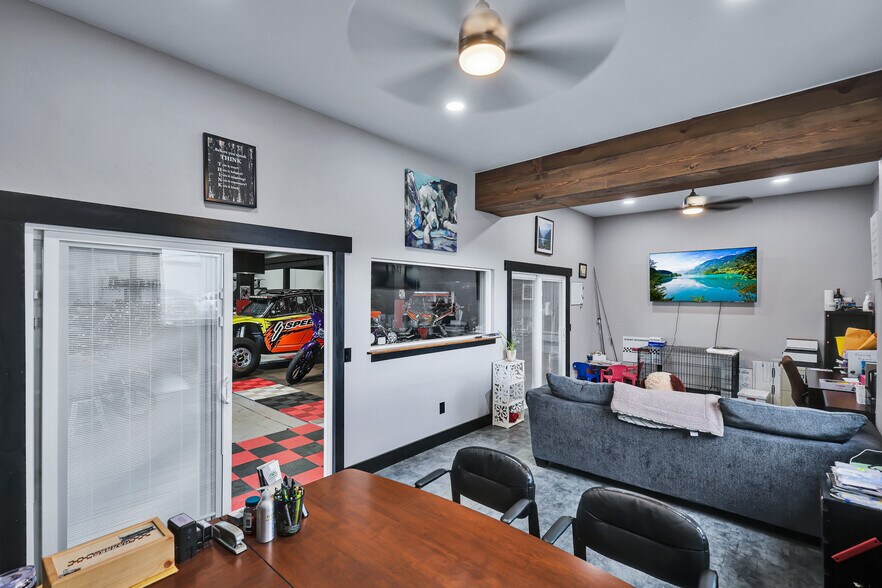 More Photos Of 7168 N Government Way, Dalton Gardens Warehouse For Sale