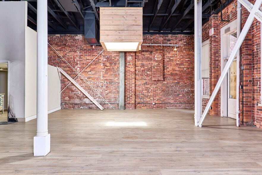 More Photos Of 910 2nd St, Sacramento Bar For Sale