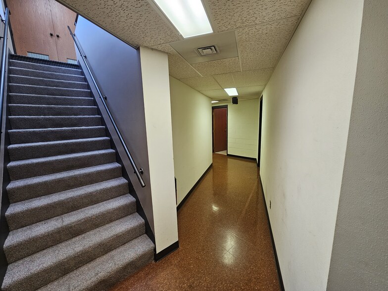 More Photos Of 1093 Appleton Rd, Menasha Office For Lease