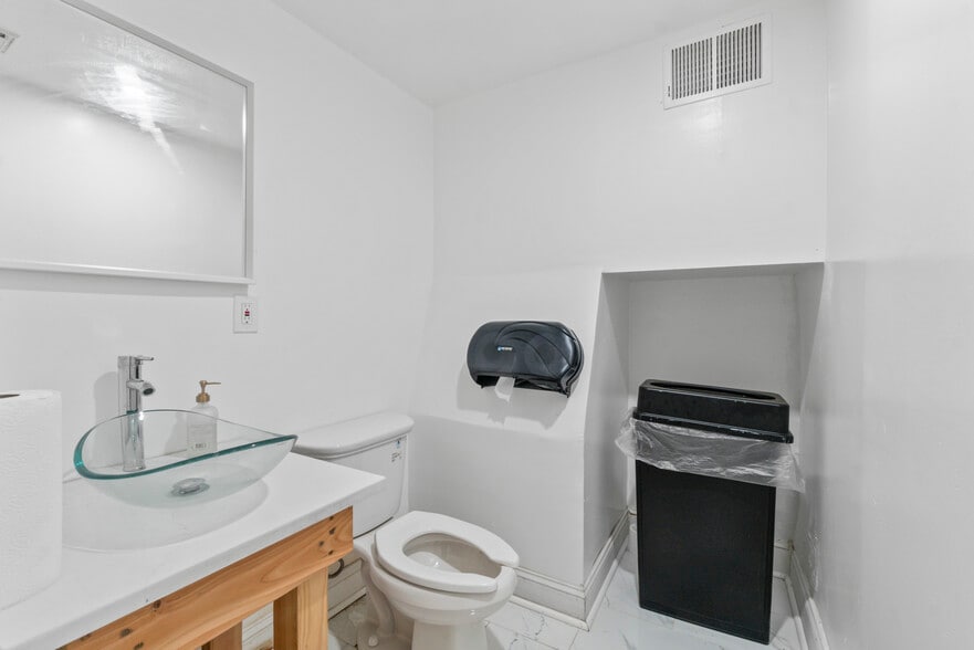 More Photos Of 429 N Eutaw St, Baltimore Office For Sale