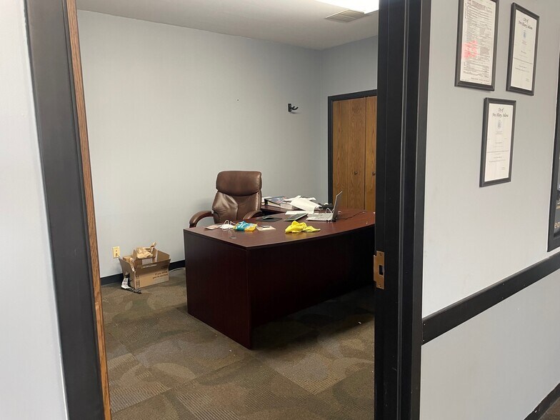 More Photos Of 1314 E 10th St, Jeffersonville Showroom For Sale
