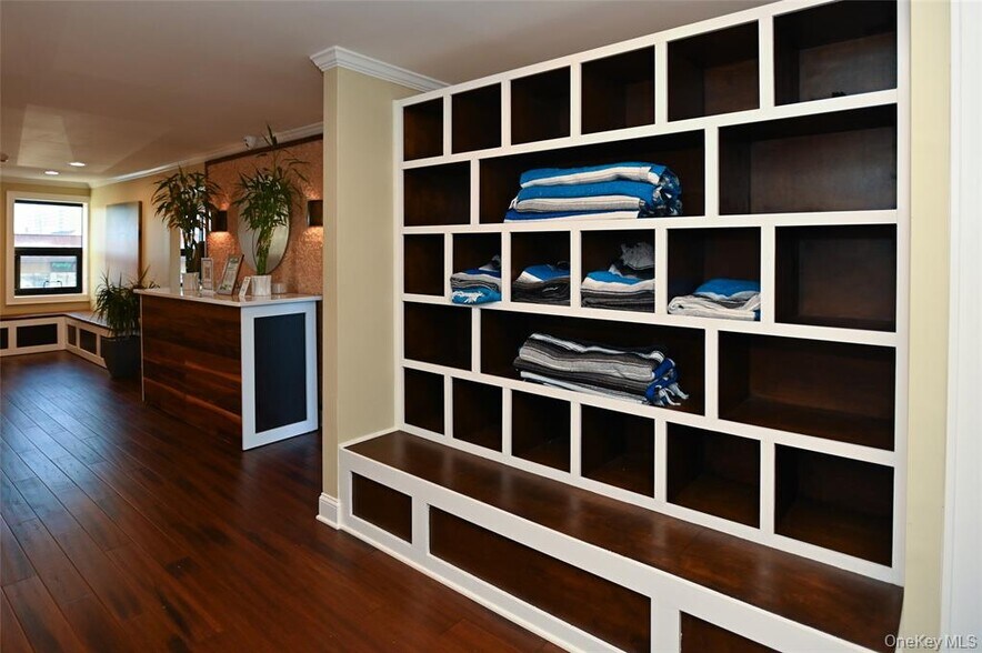 More Photos Of 223 E Park Ave, Long Beach General Retail For Sale