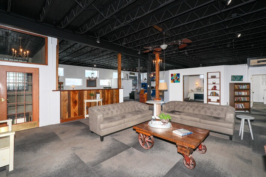 More Photos Of 18 W Currahee St, Toccoa Showroom For Sale