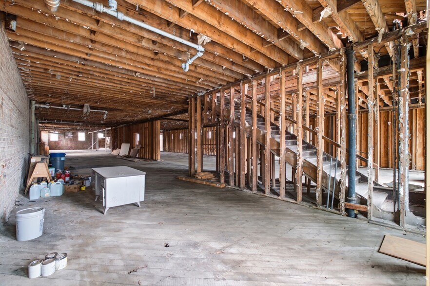 More Photos Of 1 Public Square Red Boiling Springs Sq, Lafayette Showroom For Sale