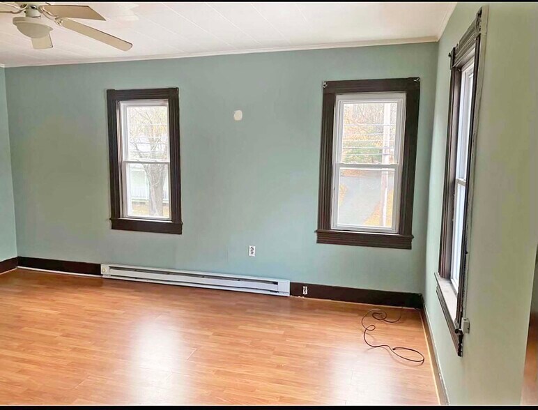 More Photos Of 129 Pike St, Carbondale Bar For Sale