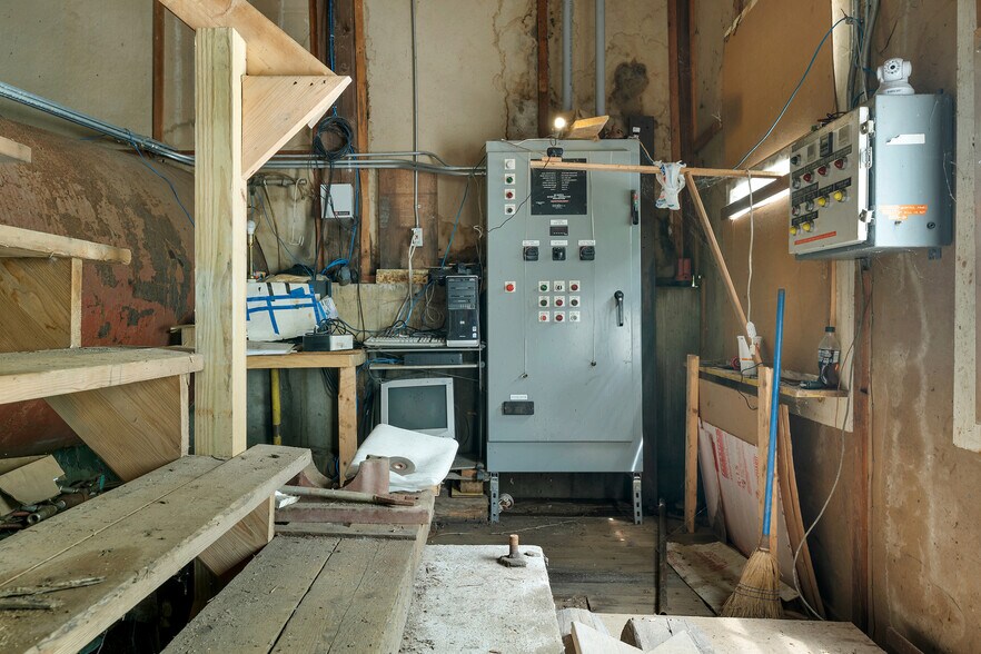 More Photos Of 22 Main St, Ashland Warehouse For Sale