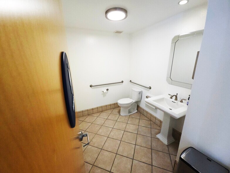 More Photos Of 13765 Alton Pky, Irvine Research And Development For Lease