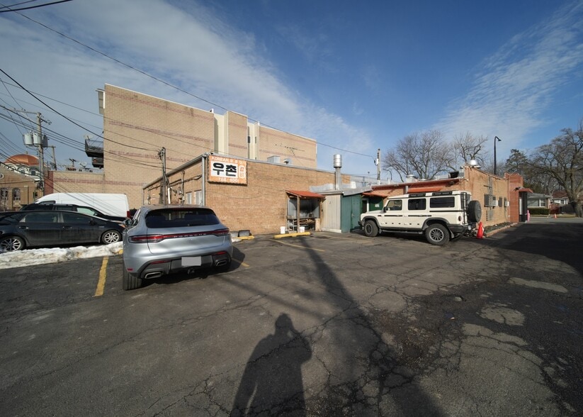 More Photos Of 5731 N Lincoln Ave, Chicago Freestanding For Sale