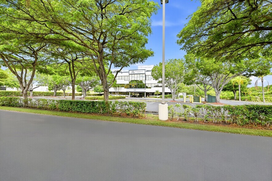 More Photos Of 5325 Greenwood Ave, West Palm Beach Medical For Lease