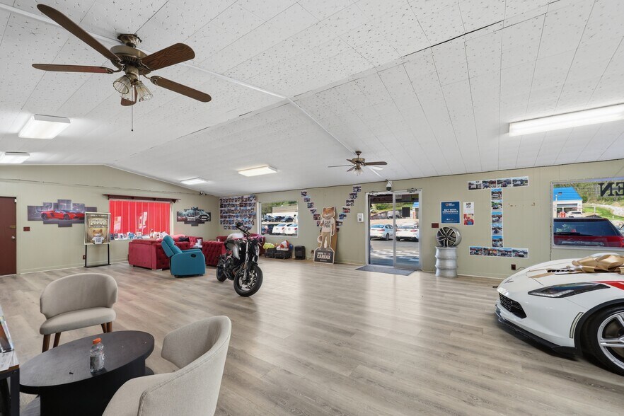 More Photos Of 621 Green Blvd, Aurora Auto Dealership For Sale