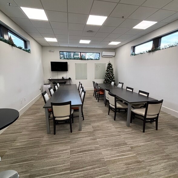 More Photos Of 121 W Washington St, Charles Town Office For Lease