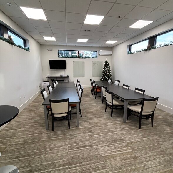 More Photos Of 121 W Washington St, Charles Town Storefront Retail Residential For Lease