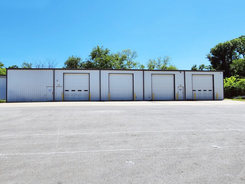 More Photos Of 126 N Garnett Rd, Tulsa Unknown For Lease