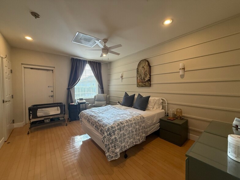 More Photos Of 1900 E Bay Dr, Largo Medical For Sale