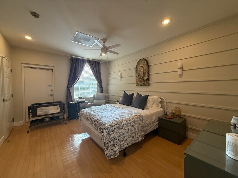 More Photos Of 1900 E Bay Dr, Largo Medical For Sale