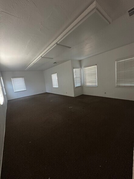 More Photos Of 2017 Brundage Ln, Bakersfield Office Residential For Lease