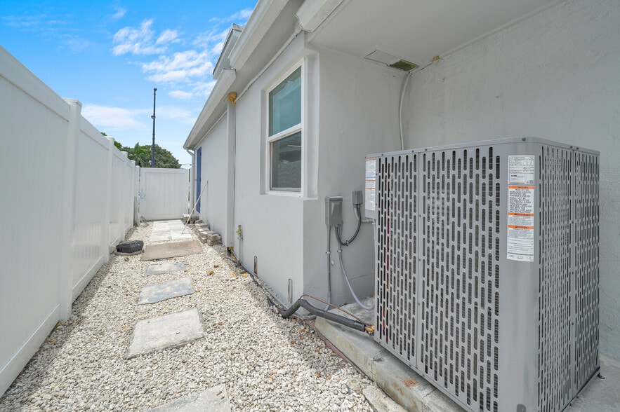 More Photos Of 311 E Commercial Blvd, Oakland Park Freestanding For Sale